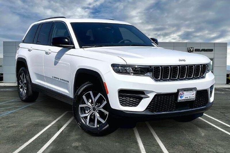 New 2027 Jeep Grand Cherokee Laredo X 4x4Image 14