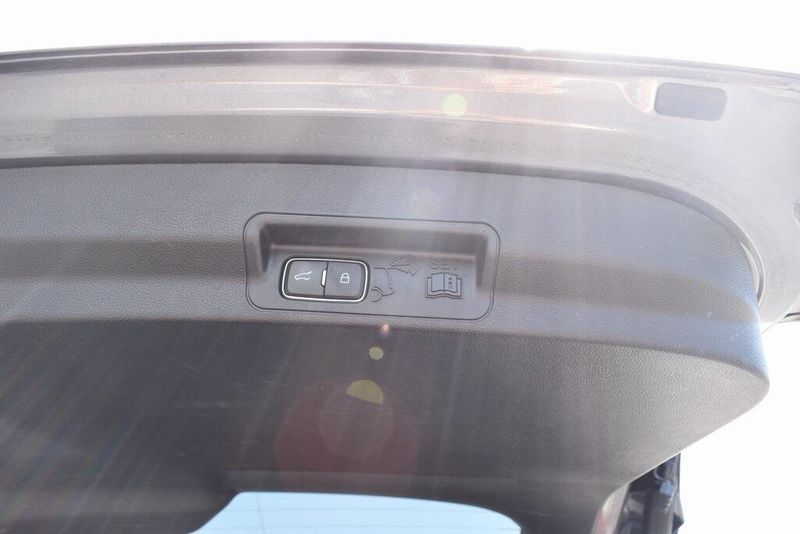 Used 2022 Ford Explorer XLTImage 7