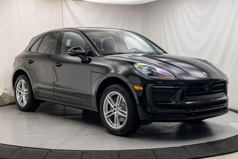 2025 Porsche Macan BaseImage 7