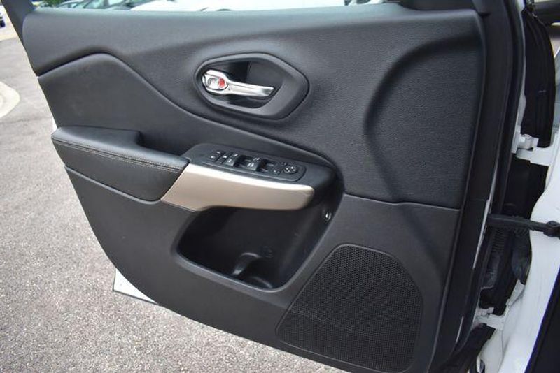 Used 2018 Jeep Cherokee LimitedImage 32