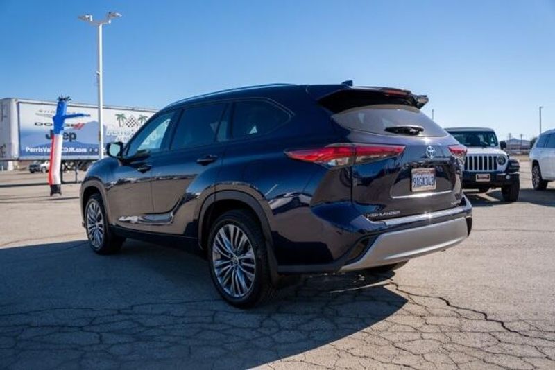 Used 2022 Toyota Highlander Hybrid PlatinumImage 5