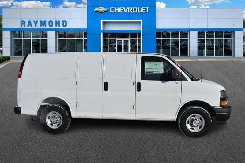 New 2025 Chevrolet Express 2500 Work VanImage 2