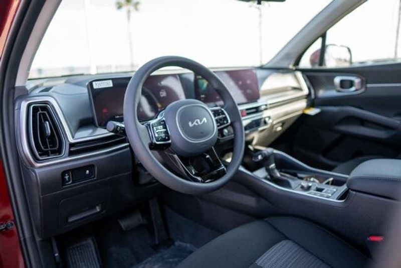 2025 Kia Sorento LXImage 10
