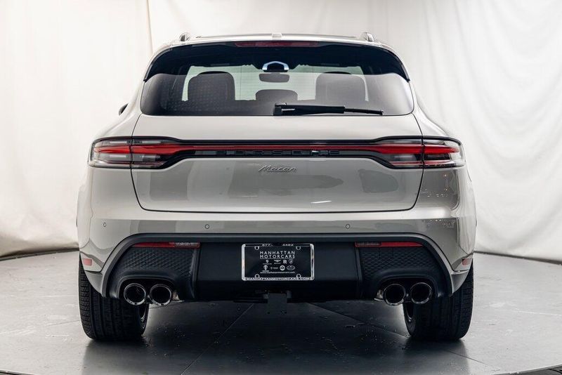 2025 Porsche Macan BaseImage 4