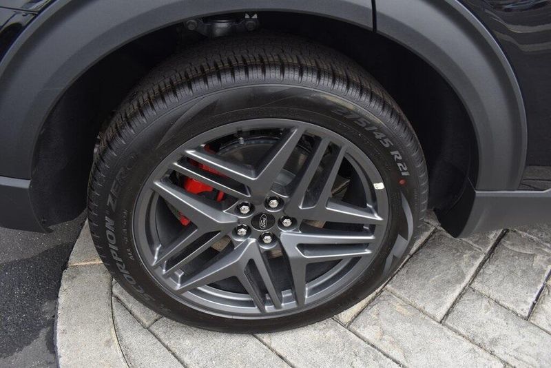 New 2025 Ford Explorer STImage 4