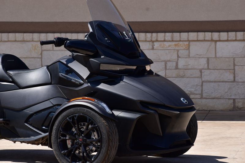 2023 CAN-AM Spyder RT Limited in a BLACK exterior color. Family PowerSports (877) 886-1997 familypowersports.com 
