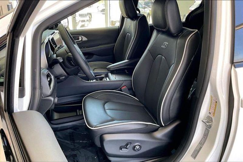 New 2027 Chrysler Pacifica LimitedImage 6