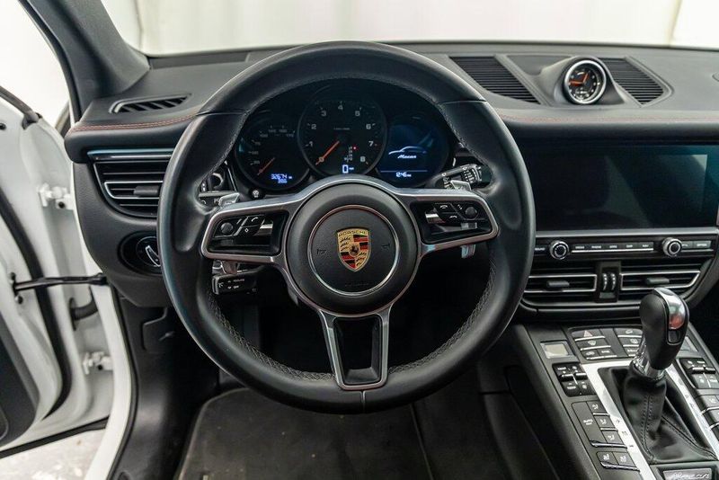 2021 Porsche Macan BaseImage 14