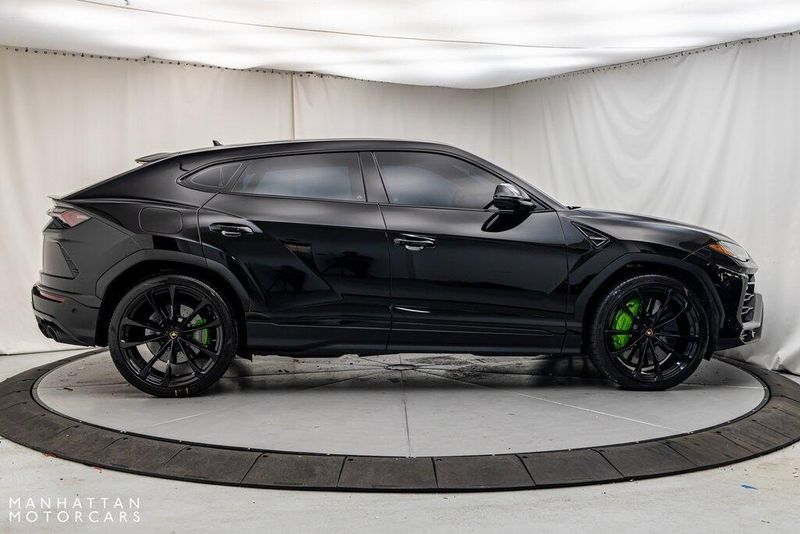 2022 Lamborghini Urus BaseImage 6