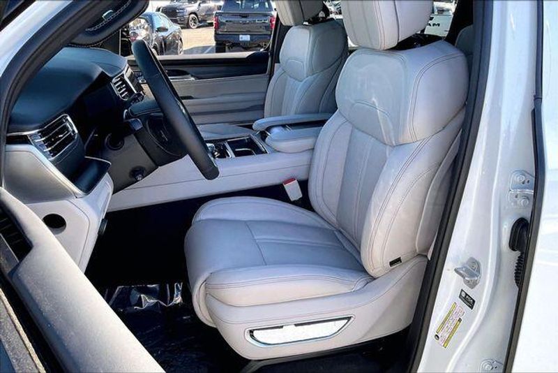 2026 Jeep Grand Wagoneer Summit Obsidian 4x4Image 8