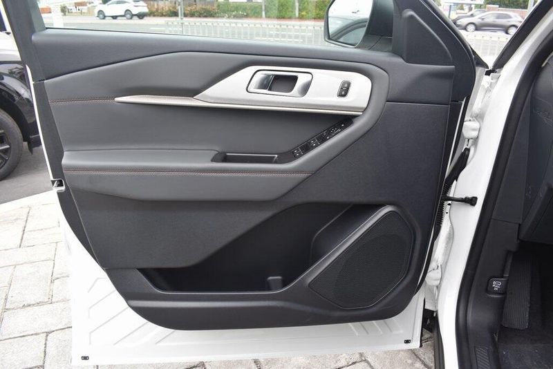 New 2025 Ford Explorer ActiveImage 13