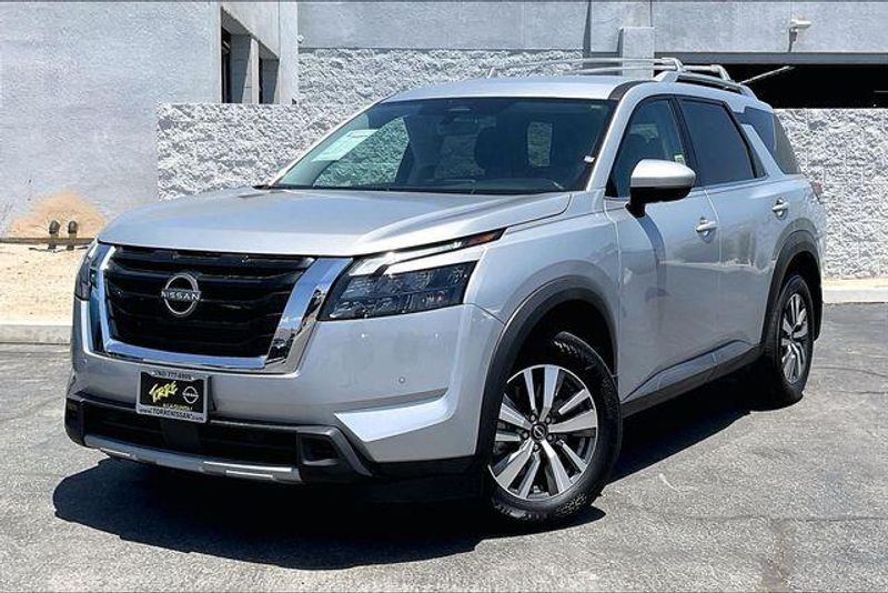 Used 2025 Nissan Pathfinder SLImage 1