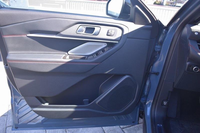 2025 Ford Explorer STImage 15