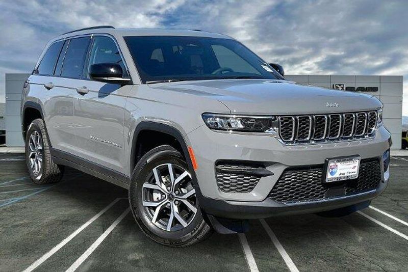 New 2027 Jeep Grand Cherokee Laredo X 4x4Image 14