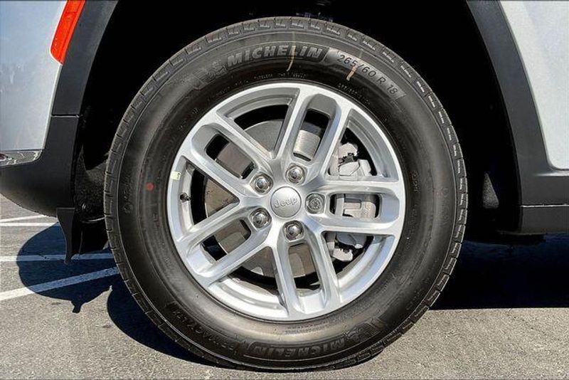 New 2025 Jeep Grand Cherokee L Laredo 4x4Image 10