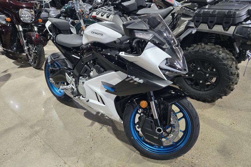 2025 CFMOTO 675SS NEBULA WHITE 