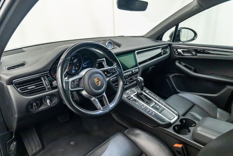 2021 Porsche Macan BaseImage 12