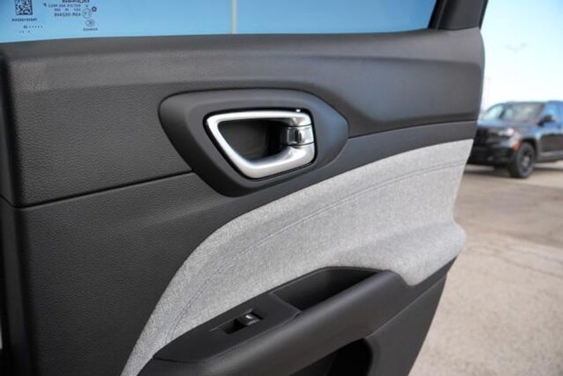 Used 2025 Jeep Compass LatitudeImage 19