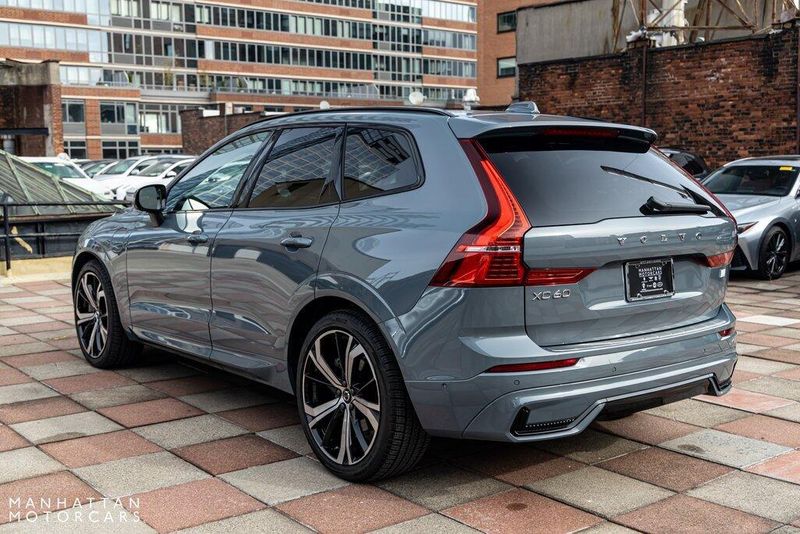 2023 Volvo XC60 Recharge Plug-In Hybrid Ultimate Dark ThemeImage 3