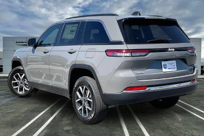 New 2027 Jeep Grand Cherokee Laredo X 4x4Image 2