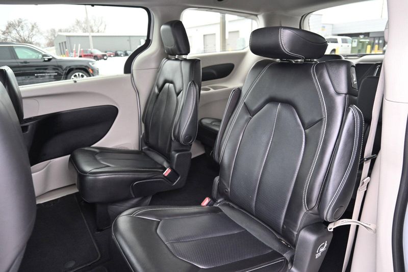 2023 Chrysler Pacifica Touring LImage 13