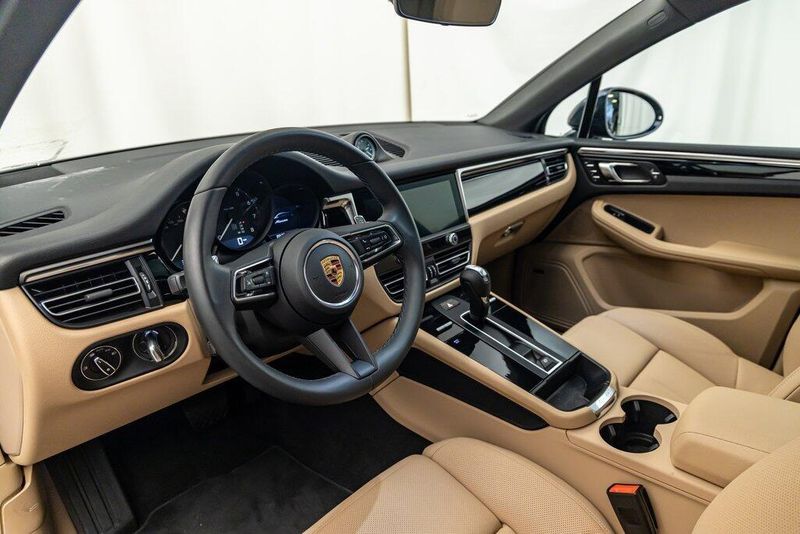 2022 Porsche Macan BaseImage 12