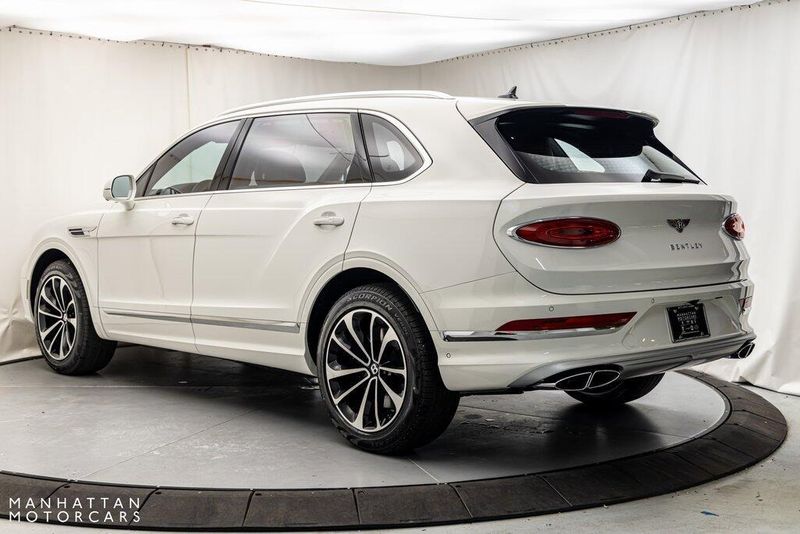 2024 Bentley Bentayga EWB V8Image 3