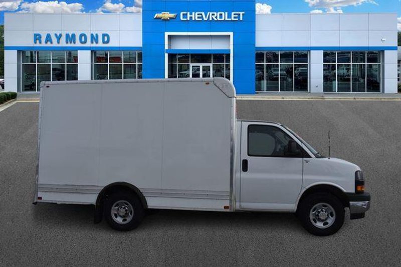 New 2025 Chevrolet Express 3500 Work VanImage 2