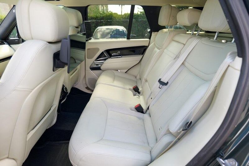 2023 Land Rover Range Rover SE photo 23