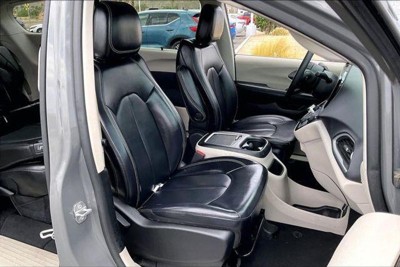 Used 2023 Chrysler Pacifica Touring LImage 6