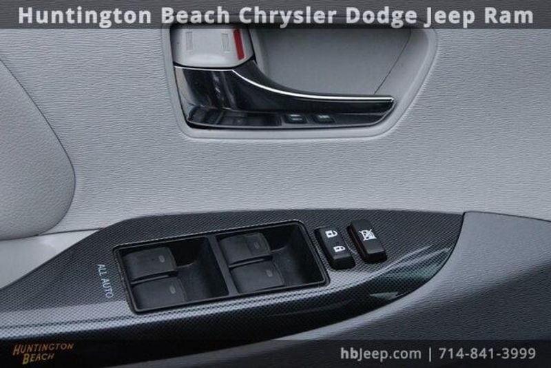 2012 Toyota Sienna BaseImage 13