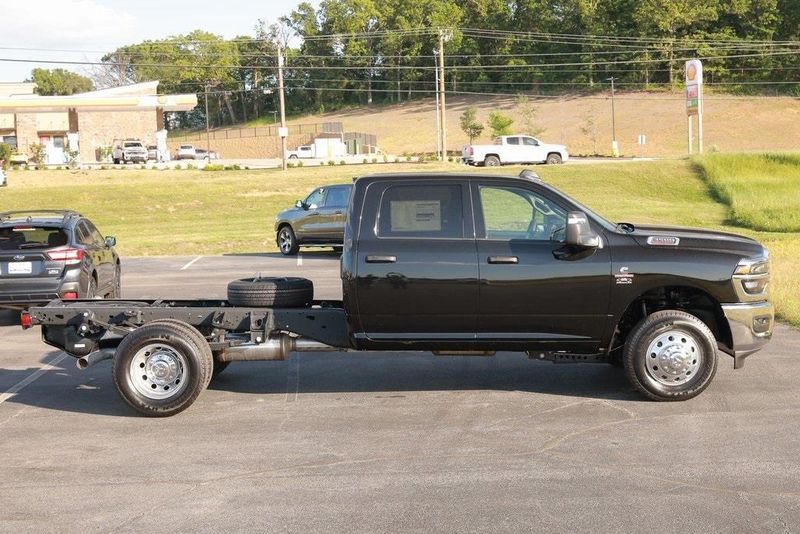 2025 RAM 3500 Tradesman Crew Cab Chassis 4x4 60