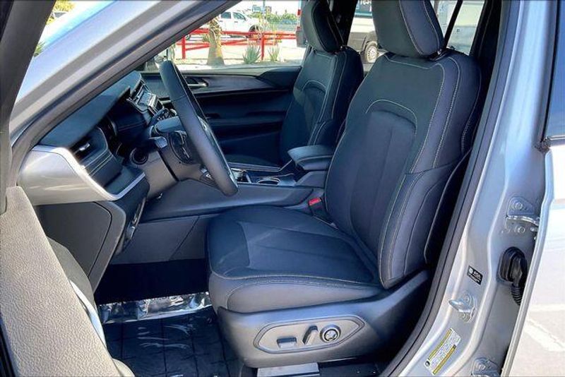 New 2026 Jeep Grand Cherokee Laredo X 4x4Image 8