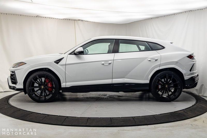 2021 Lamborghini Urus BaseImage 2