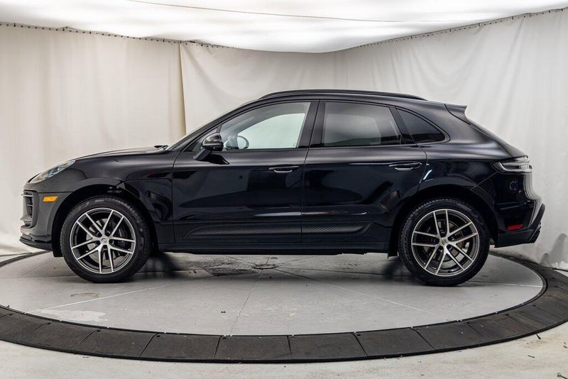 2024 Porsche Macan BaseImage 2