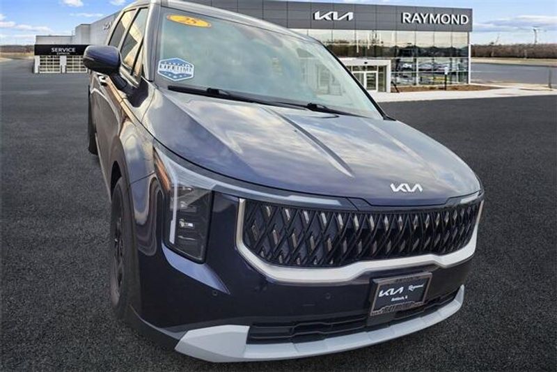 2025 Kia Carnival LXSImage 2