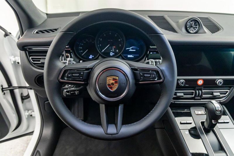 2025 Porsche Macan BaseImage 14