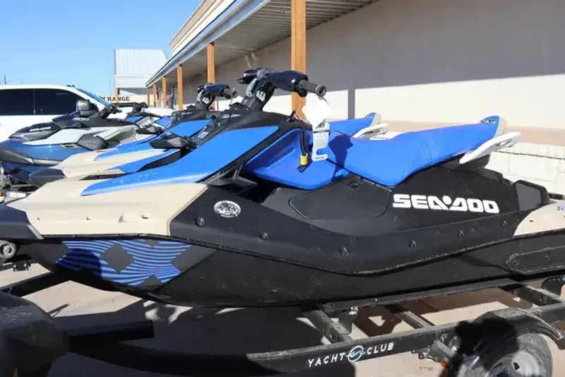 2025 SEADOO SPARK TRIXX FOR 3 WITH SOUND SYSTEM SAND AND DAZZLING BLUE 