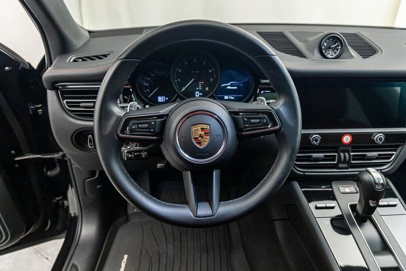 2024 Porsche Macan BaseImage 15