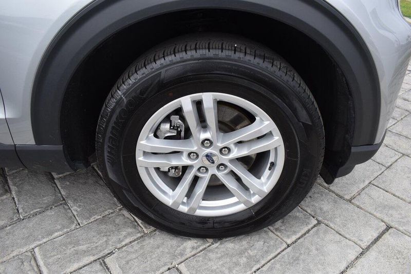 Used 2023 Ford Explorer XLTImage 4