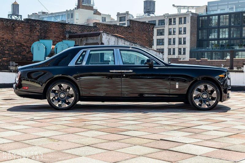 2024 Rolls-Royce Phantom Image 3