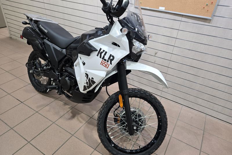 2025 KAWASAKI KLR 650 PEARL CRYSTAL WHITE AND METALLIC CARBON GRAY 