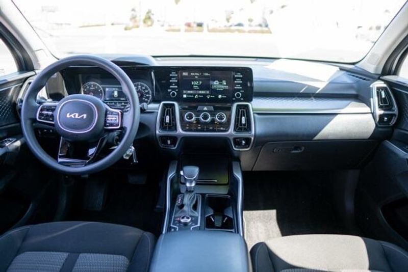 2023 Kia Sorento LXImage 12