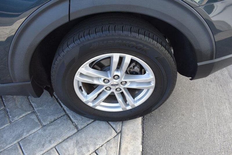 Used 2022 Ford Explorer XLTImage 4