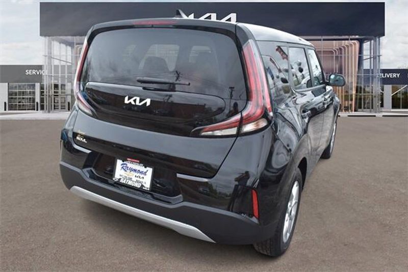 2024 Kia Soul LXImage 3