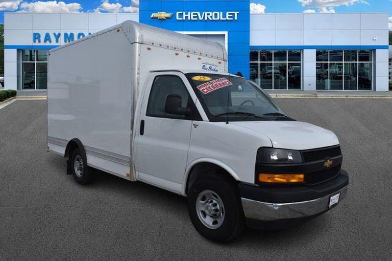 New 2025 Chevrolet Express 3500 Work VanImage 1