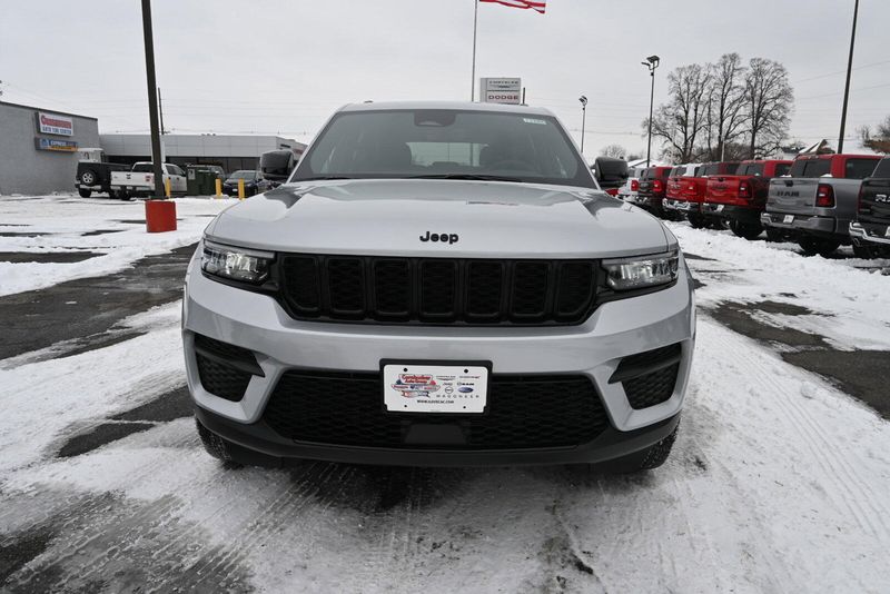 2025 Jeep Grand Cherokee Altitude XImage 3
