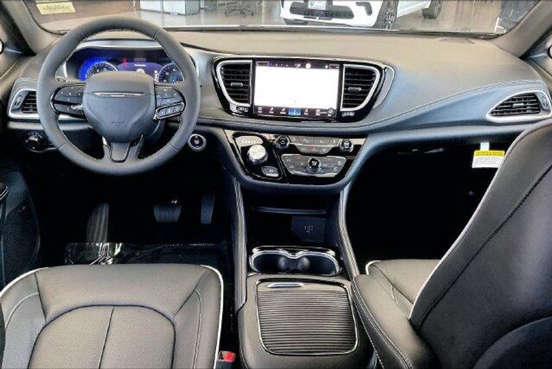 New 2027 Chrysler Pacifica LimitedImage 2