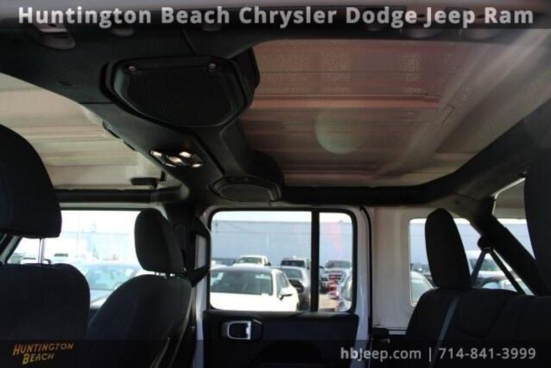 2022 Jeep Wrangler Unlimited SaharaImage 39