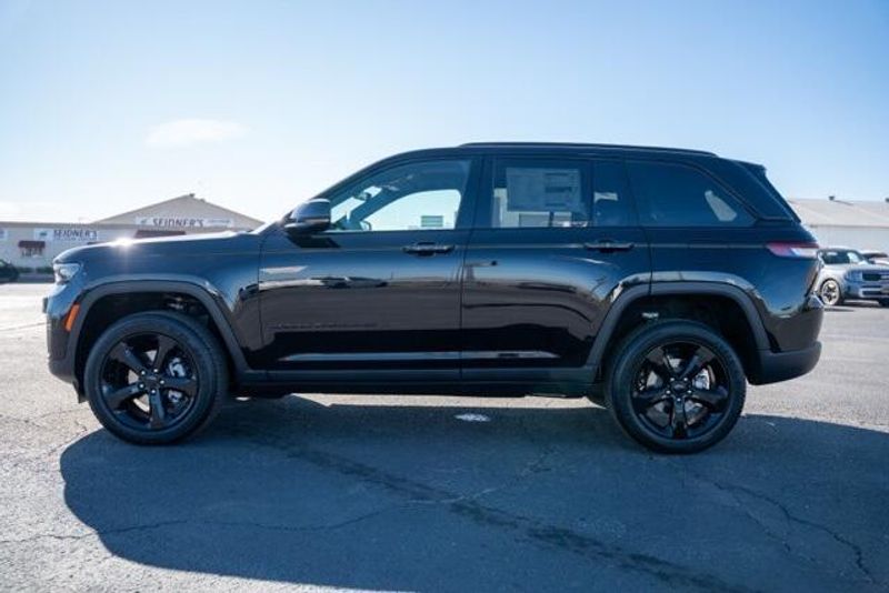 New 2025 Jeep Grand Cherokee Altitude XImage 4